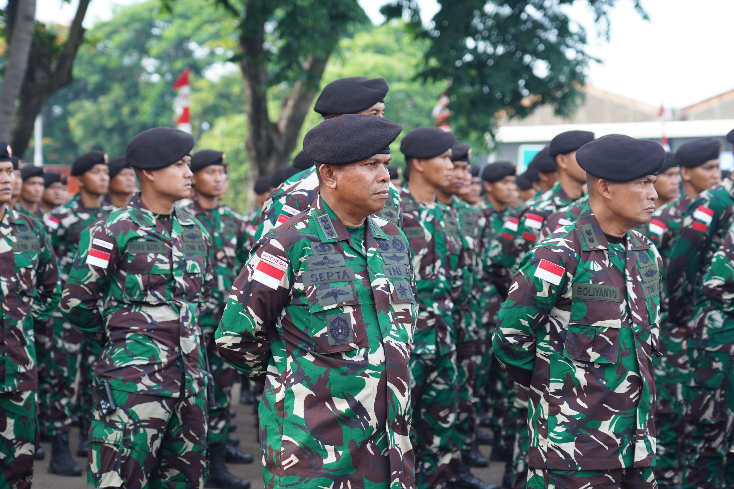 Menteri Pertahanan Republik Indonesia (Menhan RI) Sjafrie Sjamsoeddin, Panglima TNI Jenderal Agus Subiyanto dan Kepala Staf Angkatan Darat (Kasad) Jenderal TNI Maruli Simanjuntak menghadiri upacara pemberangkatan Kontingen Patriot Indonesia. (BeritaNasional/Elvis Sendouw/HO Puspen TNI AD)