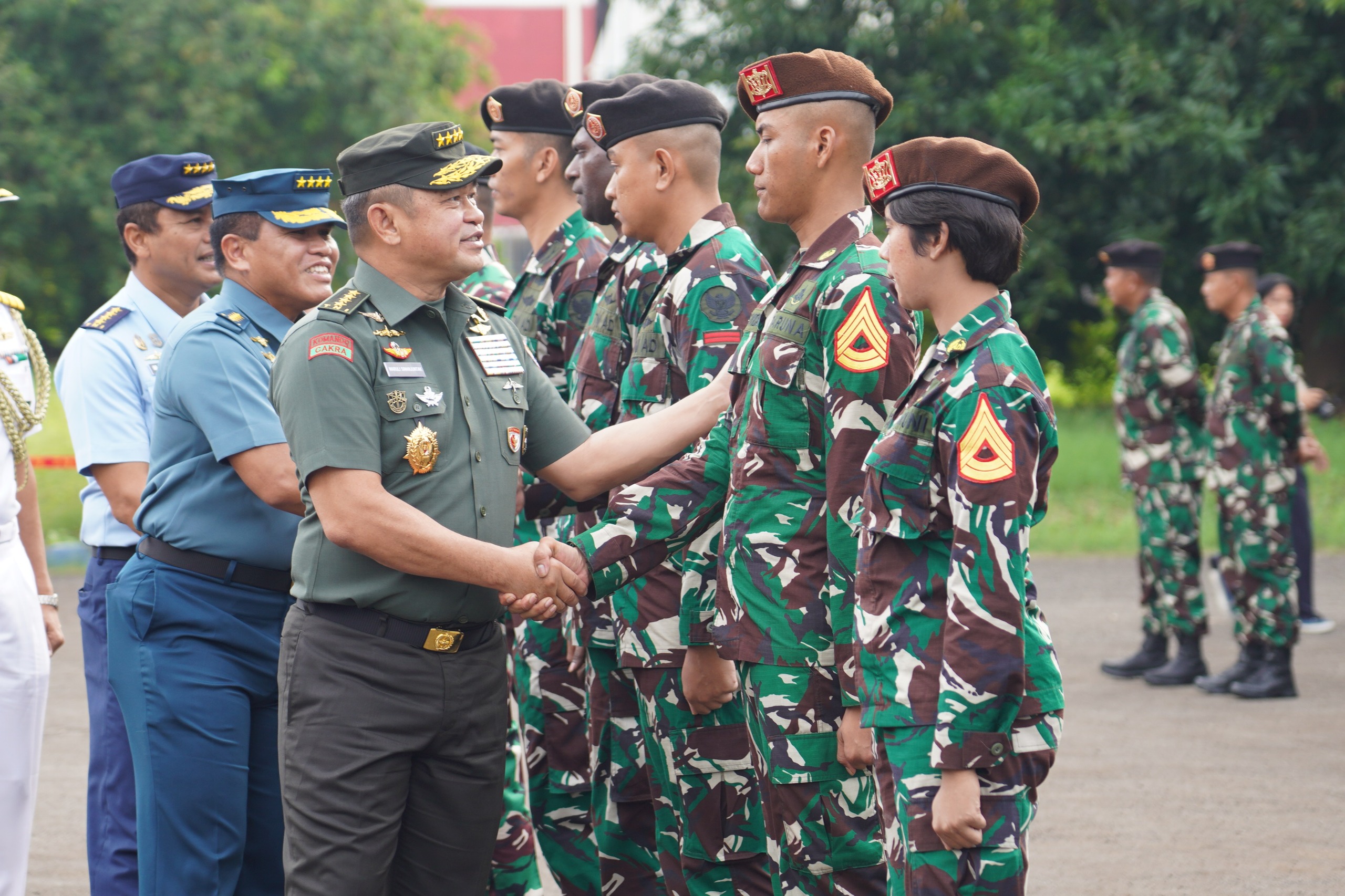 Menteri Pertahanan Republik Indonesia (Menhan RI) Sjafrie Sjamsoeddin, Panglima TNI Jenderal Agus Subiyanto dan Kepala Staf Angkatan Darat (Kasad) Jenderal TNI Maruli Simanjuntak menghadiri upacara pemberangkatan Kontingen Patriot Indonesia. (BeritaNasional/Elvis Sendouw/HO Puspen TNI AD)