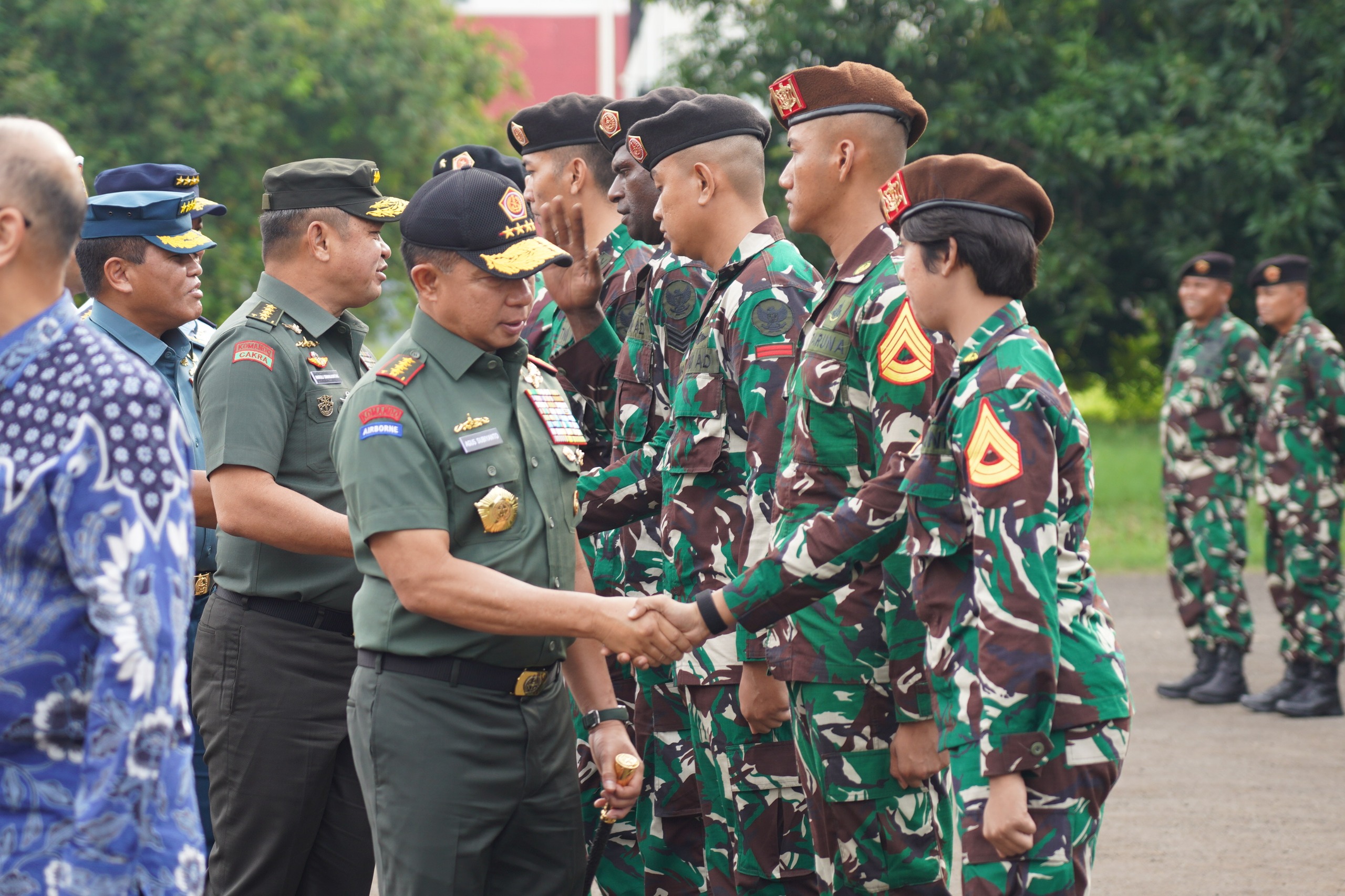 Menteri Pertahanan Republik Indonesia (Menhan RI) Sjafrie Sjamsoeddin, Panglima TNI Jenderal Agus Subiyanto dan Kepala Staf Angkatan Darat (Kasad) Jenderal TNI Maruli Simanjuntak menghadiri upacara pemberangkatan Kontingen Patriot Indonesia. (BeritaNasional/Elvis Sendouw/HO Puspen TNI AD)