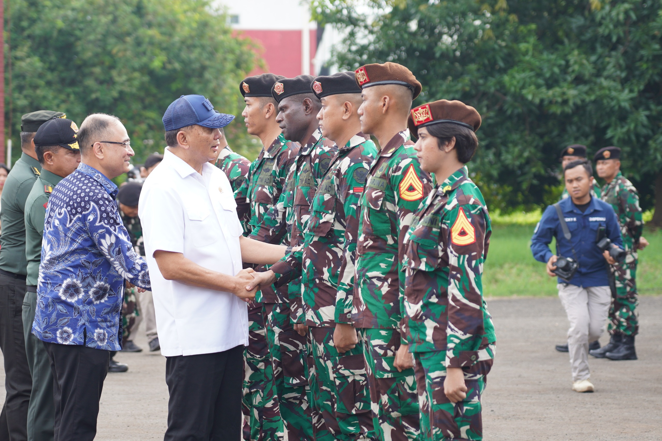 Menteri Pertahanan Republik Indonesia (Menhan RI) Sjafrie Sjamsoeddin, Panglima TNI Jenderal Agus Subiyanto dan Kepala Staf Angkatan Darat (Kasad) Jenderal TNI Maruli Simanjuntak menghadiri upacara pemberangkatan Kontingen Patriot Indonesia. (BeritaNasional/Elvis Sendouw/HO Puspen TNI AD)