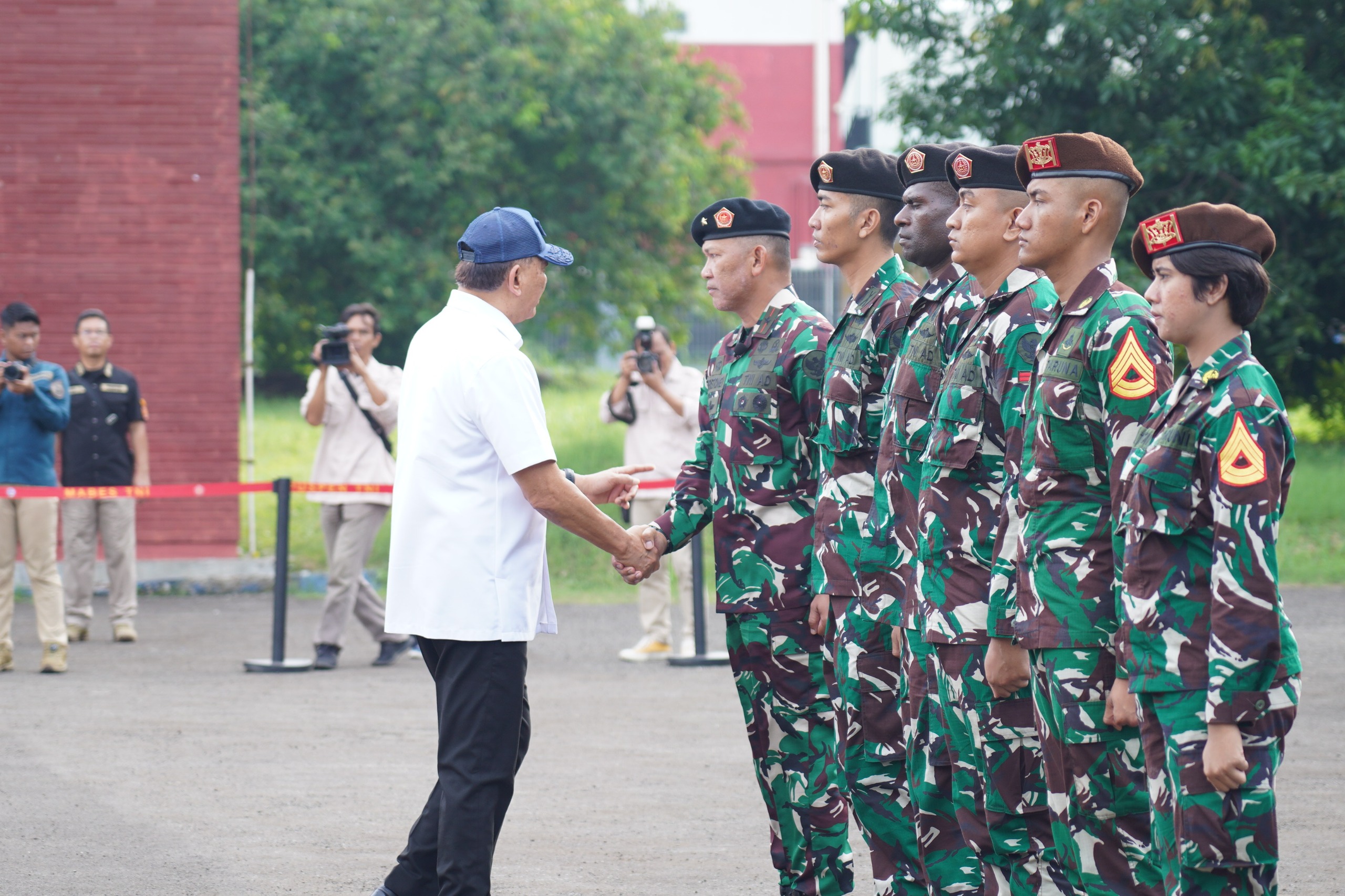 Menteri Pertahanan Republik Indonesia (Menhan RI) Sjafrie Sjamsoeddin, Panglima TNI Jenderal Agus Subiyanto dan Kepala Staf Angkatan Darat (Kasad) Jenderal TNI Maruli Simanjuntak menghadiri upacara pemberangkatan Kontingen Patriot Indonesia. (BeritaNasional/Elvis Sendouw/HO Puspen TNI AD)