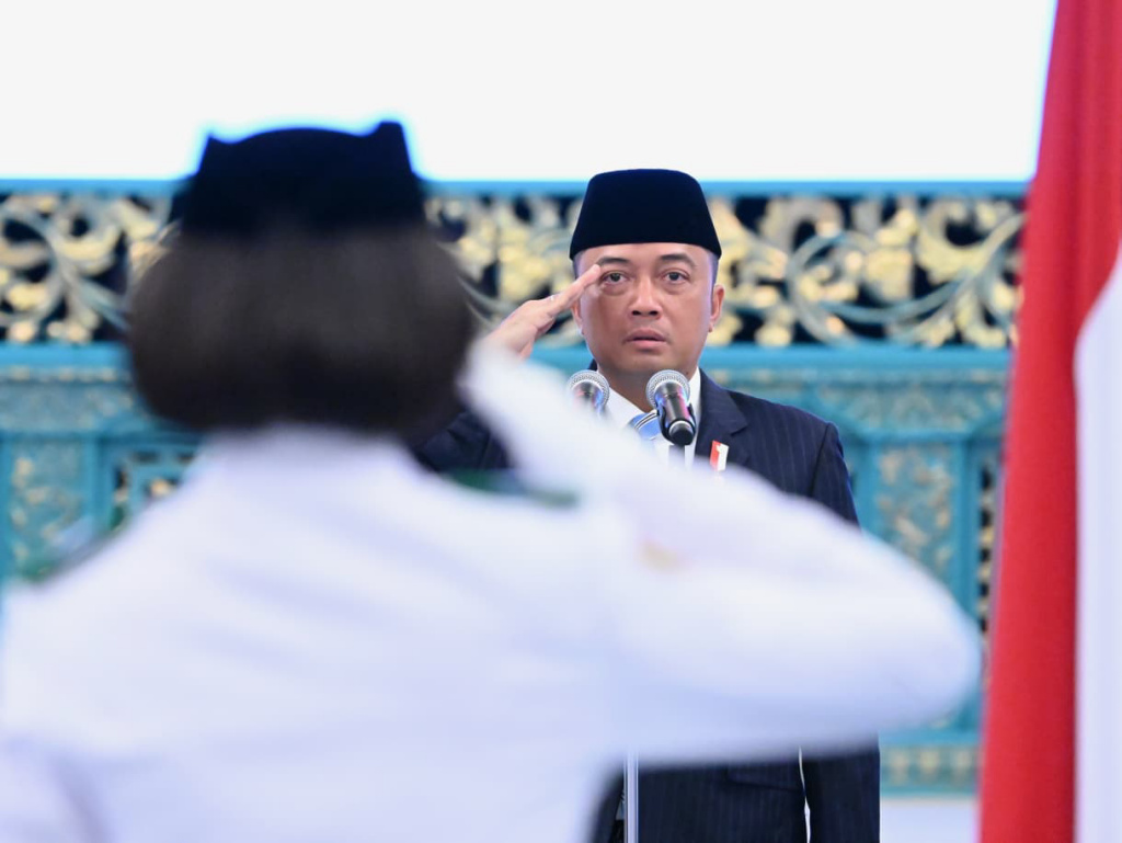 Anggota Paskibraka 2025 asal Papua Barat Ritha Lovely CF Ayomi mencium Bendera Merah-Putih dalam upacara pengukuhan Paskibraka Tingkat Pusat 2025 di Istana Negara, Jakarta, Sabtu (16/8/2025).  (Beritanasional.com/ Biro Pers)
