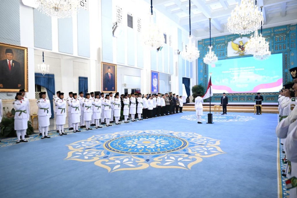Anggota Paskibraka 2025 asal Papua Barat Ritha Lovely CF Ayomi mencium Bendera Merah-Putih dalam upacara pengukuhan Paskibraka Tingkat Pusat 2025 di Istana Negara, Jakarta, Sabtu (16/8/2025).  (Beritanasional.com/ Biro Pers)