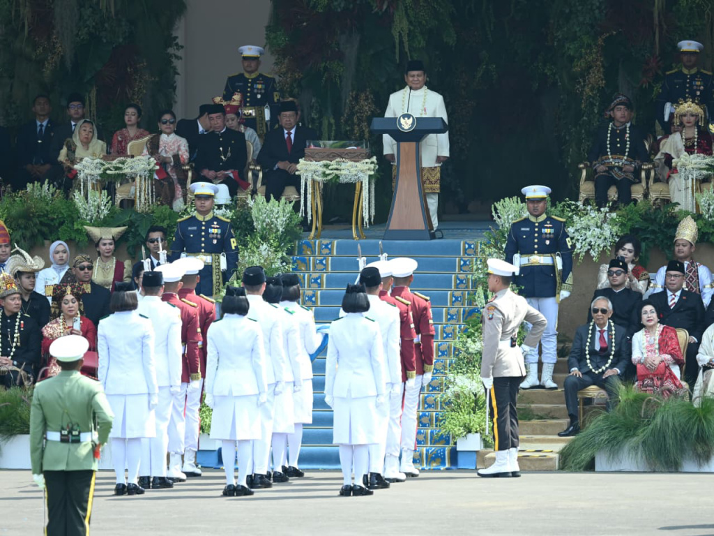 Presiden Prabowo Subianto memberi hormat saat pagelaran kesenian seusai Upacara Peringatan Detik-Detik Proklamasi Kemerdekaan ke-80 Republik Indonesia di Istana Merdeka, Jakarta, Minggu (17/8/2025).  (Biropers)