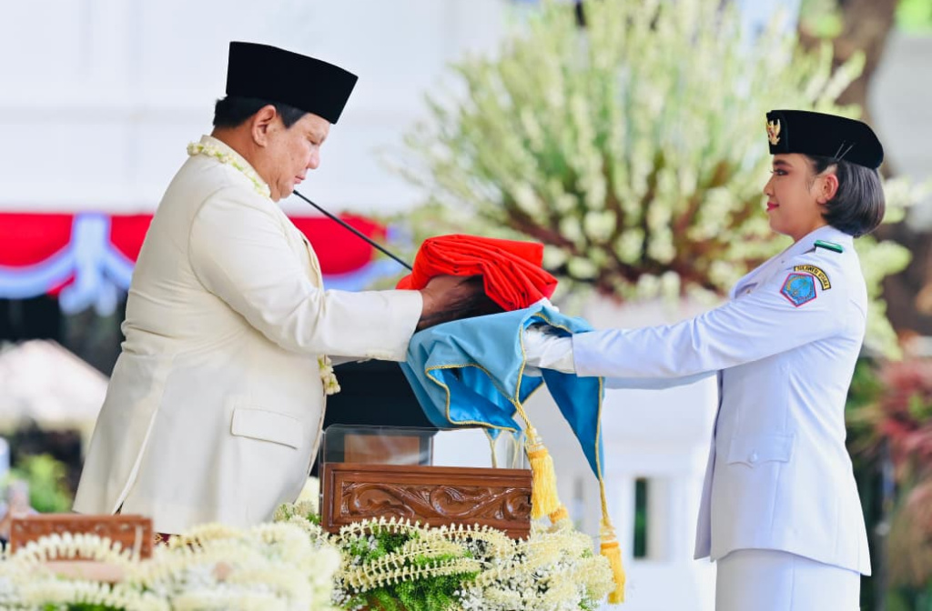 Presiden Prabowo Subianto memberi hormat saat pagelaran kesenian seusai Upacara Peringatan Detik-Detik Proklamasi Kemerdekaan ke-80 Republik Indonesia di Istana Merdeka, Jakarta, Minggu (17/8/2025).  (Biropers)