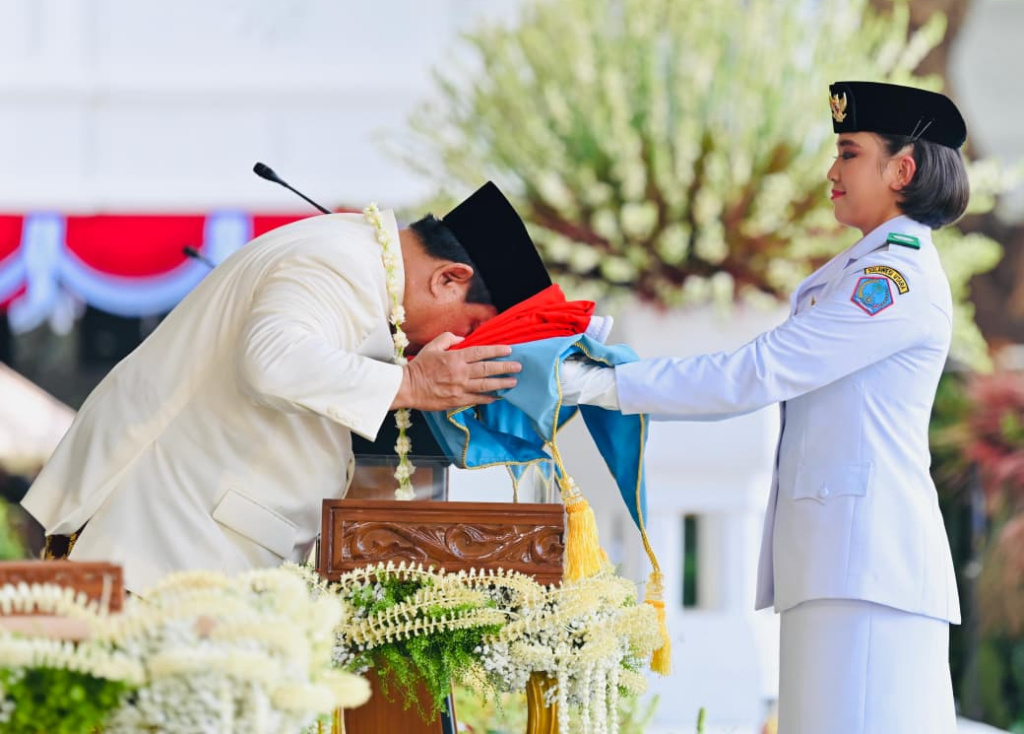 Presiden Prabowo Subianto memberi hormat saat pagelaran kesenian seusai Upacara Peringatan Detik-Detik Proklamasi Kemerdekaan ke-80 Republik Indonesia di Istana Merdeka, Jakarta, Minggu (17/8/2025).  (Biropers)