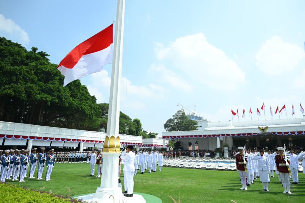 Presiden Prabowo Subianto memberi hormat saat pagelaran kesenian seusai Upacara Peringatan Detik-Detik Proklamasi Kemerdekaan ke-80 Republik Indonesia di Istana Merdeka, Jakarta, Minggu (17/8/2025).  (Biropers)