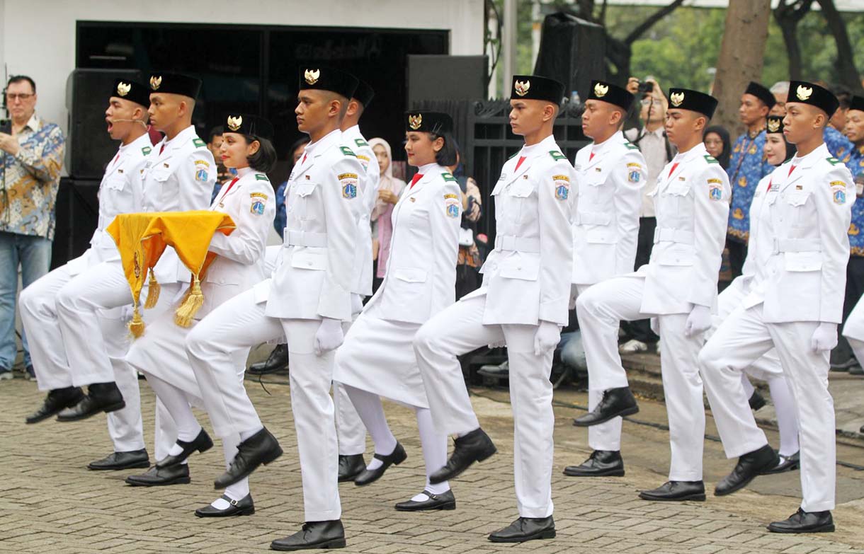 Upacara Peringatan Hari Sumpah Pemuda di Jakarta Petugas pengibar bendera bersiap membawa bendera Merah Putih saat upacara peringatan Hari Sumpah Pemuda di Museum Sumpah Pemuda, Jakarta, Senin (28/10/2024). (Beritanasional.com/Oke Atmaja)