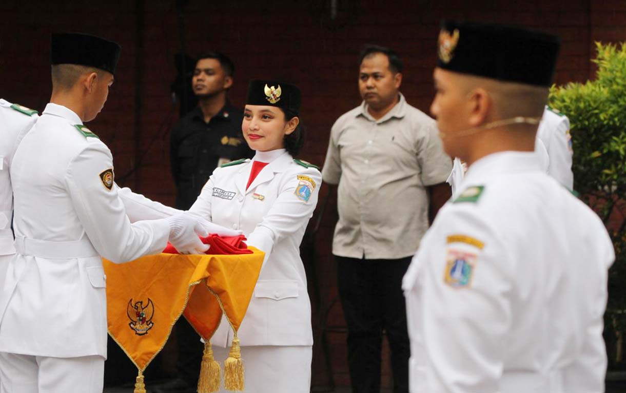 Upacara Peringatan Hari Sumpah Pemuda di Jakarta Petugas pengibar bendera bersiap membawa bendera Merah Putih saat upacara peringatan Hari Sumpah Pemuda di Museum Sumpah Pemuda, Jakarta, Senin (28/10/2024). (Beritanasional.com/Oke Atmaja)