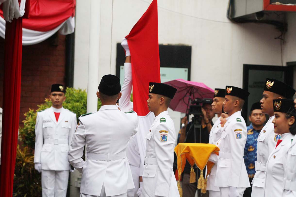 Upacara Peringatan Hari Sumpah Pemuda di Jakarta Petugas pengibar bendera bersiap membawa bendera Merah Putih saat upacara peringatan Hari Sumpah Pemuda di Museum Sumpah Pemuda, Jakarta, Senin (28/10/2024). (Beritanasional.com/Oke Atmaja)