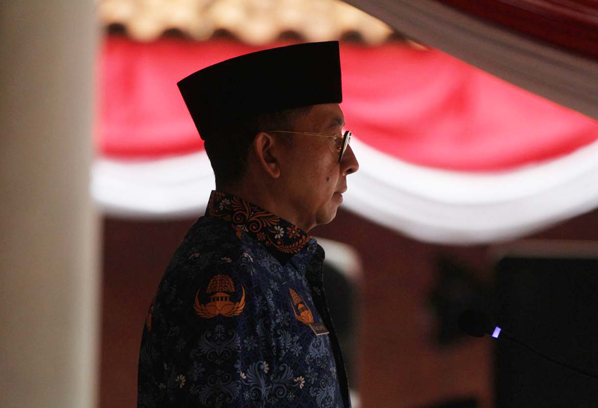 Upacara Peringatan Hari Sumpah Pemuda di Jakarta Petugas pengibar bendera bersiap membawa bendera Merah Putih saat upacara peringatan Hari Sumpah Pemuda di Museum Sumpah Pemuda, Jakarta, Senin (28/10/2024). (Beritanasional.com/Oke Atmaja)