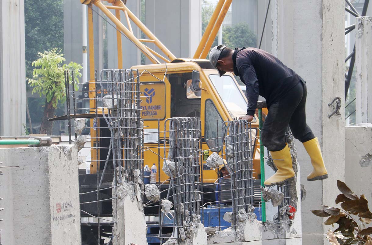 Pekerja menyelesaikan pembangunan turap di Kali Cideng Atas, Jalan HR Rasuna Said, Jakarta, Sabtu (13/6/2026).(Beritanasional.com/Oke Atmaja)