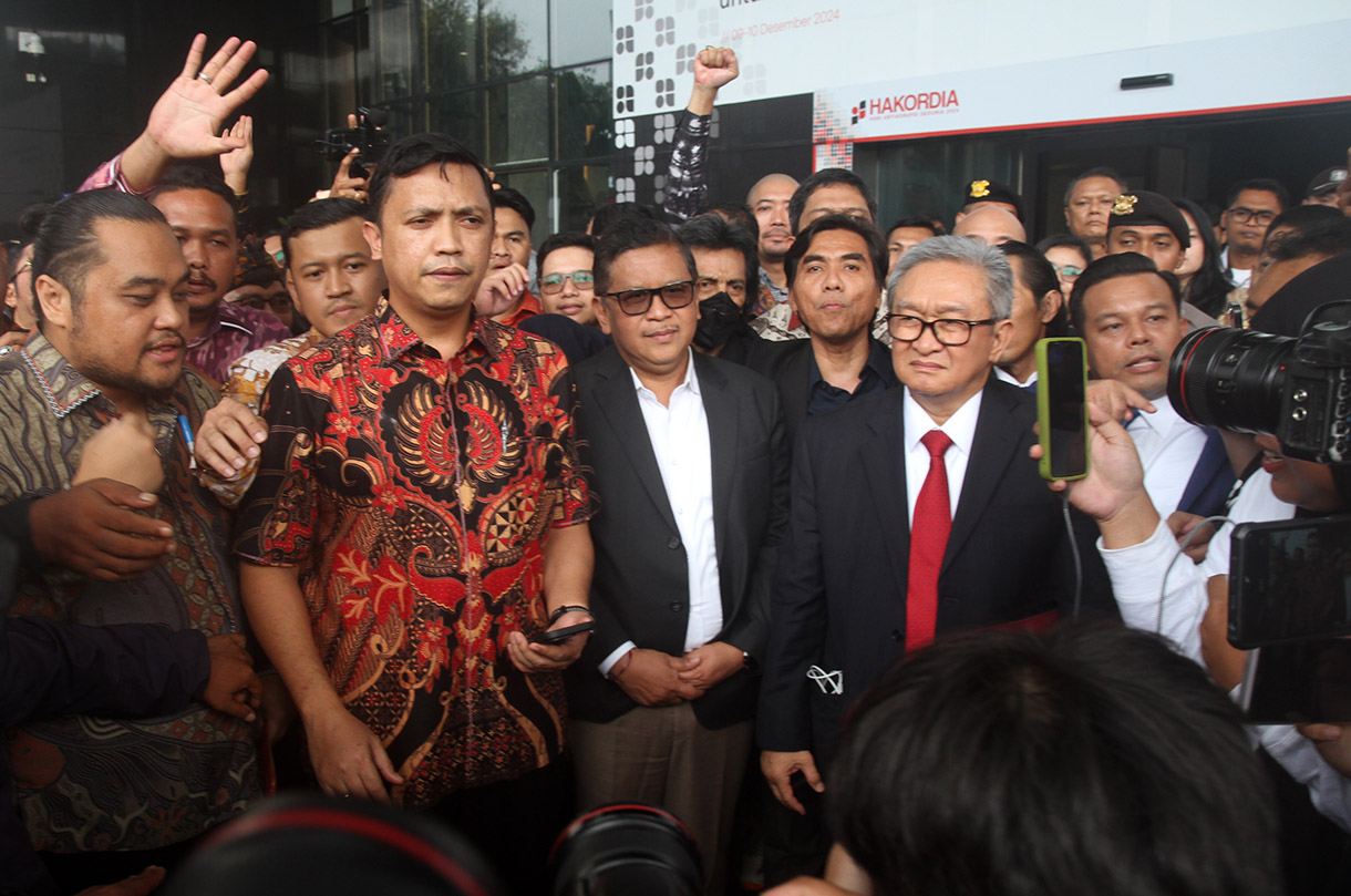 Tersangka kasus dugaan suap pergantian antarwaktu (PAW) dan Perintangan penyidikan Hasto Kristiyanto (kanan) berpelukan dengan pendukungnya usai menjalani pemeriksaan oleh KPK di Gedung KPK Merah Putih, Jakarta, Senin (13/1/2025).(Berita nasional.com/Oke Atmaja)