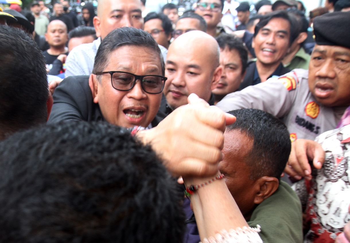 Tersangka kasus dugaan suap pergantian antarwaktu (PAW) dan Perintangan penyidikan Hasto Kristiyanto (kanan) berpelukan dengan pendukungnya usai menjalani pemeriksaan oleh KPK di Gedung KPK Merah Putih, Jakarta, Senin (13/1/2025).(Berita nasional.com/Oke Atmaja)