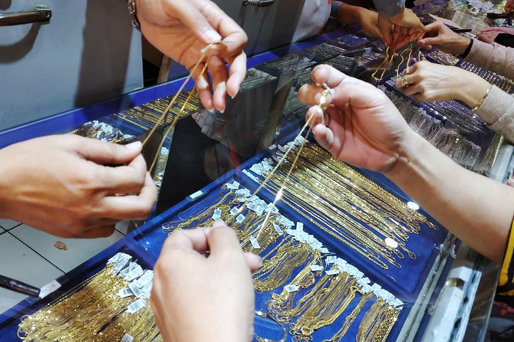 Suasan jual beli perhiasan emas di pasar lama Depok. (BeritaNasional/Elvis Sendouw)