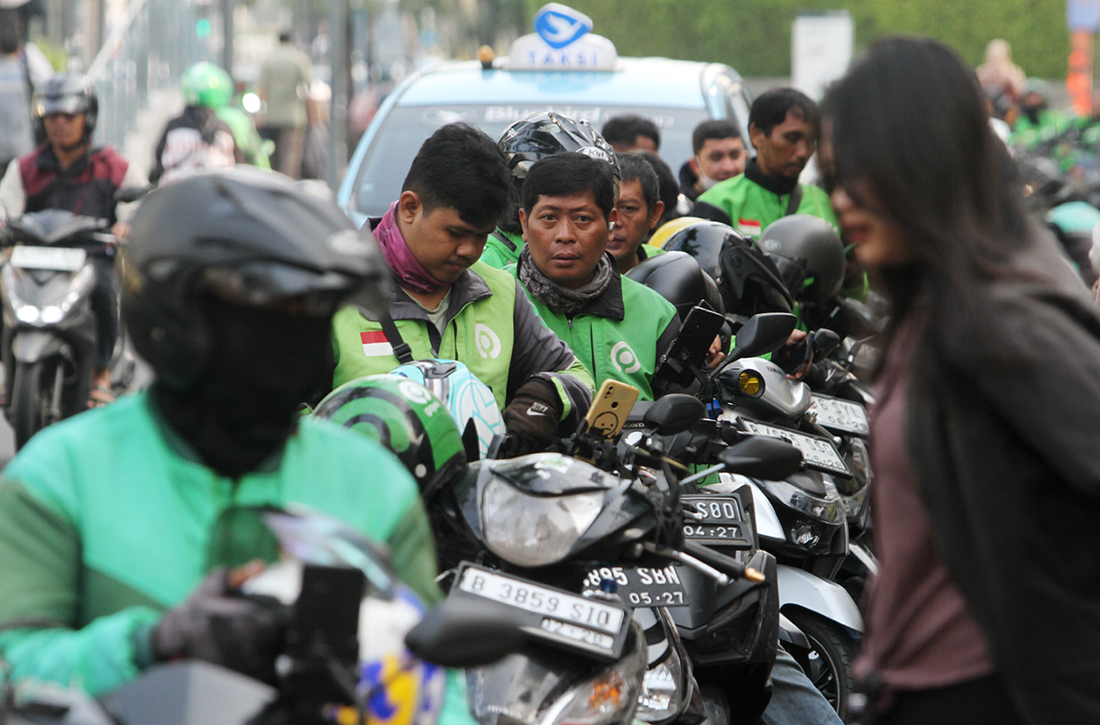 Sejumlah pengemudi ojek online menunggu orderan di Stasiun Sudirman, Jakarta, Selasa(11/2/2025).  (Beritanasional.com/Oke Atmaja)