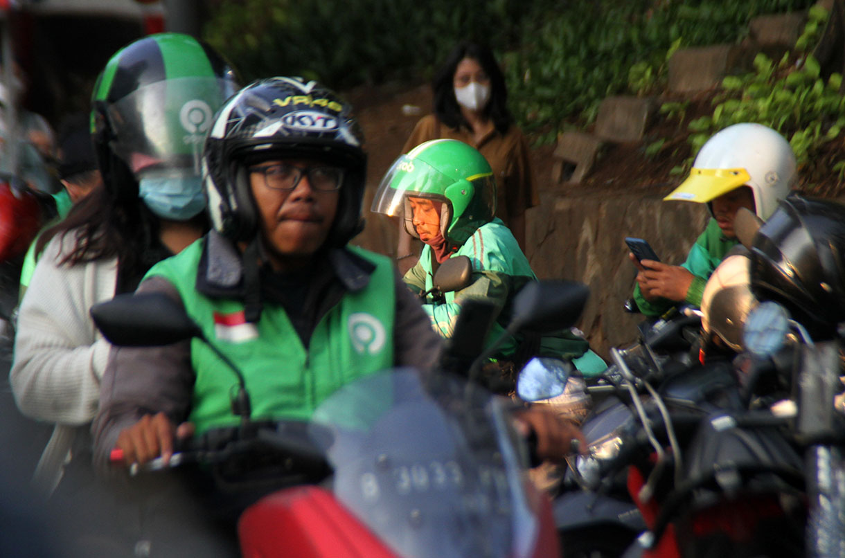 Sejumlah pengemudi ojek online menunggu orderan di Stasiun Sudirman, Jakarta, Selasa(11/2/2025).  (Beritanasional.com/Oke Atmaja)