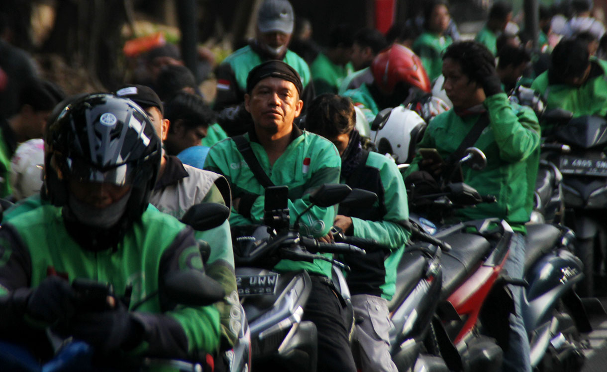 Sejumlah pengemudi ojek online menunggu orderan di Stasiun Sudirman, Jakarta, Selasa(11/2/2025).  (Beritanasional.com/Oke Atmaja)