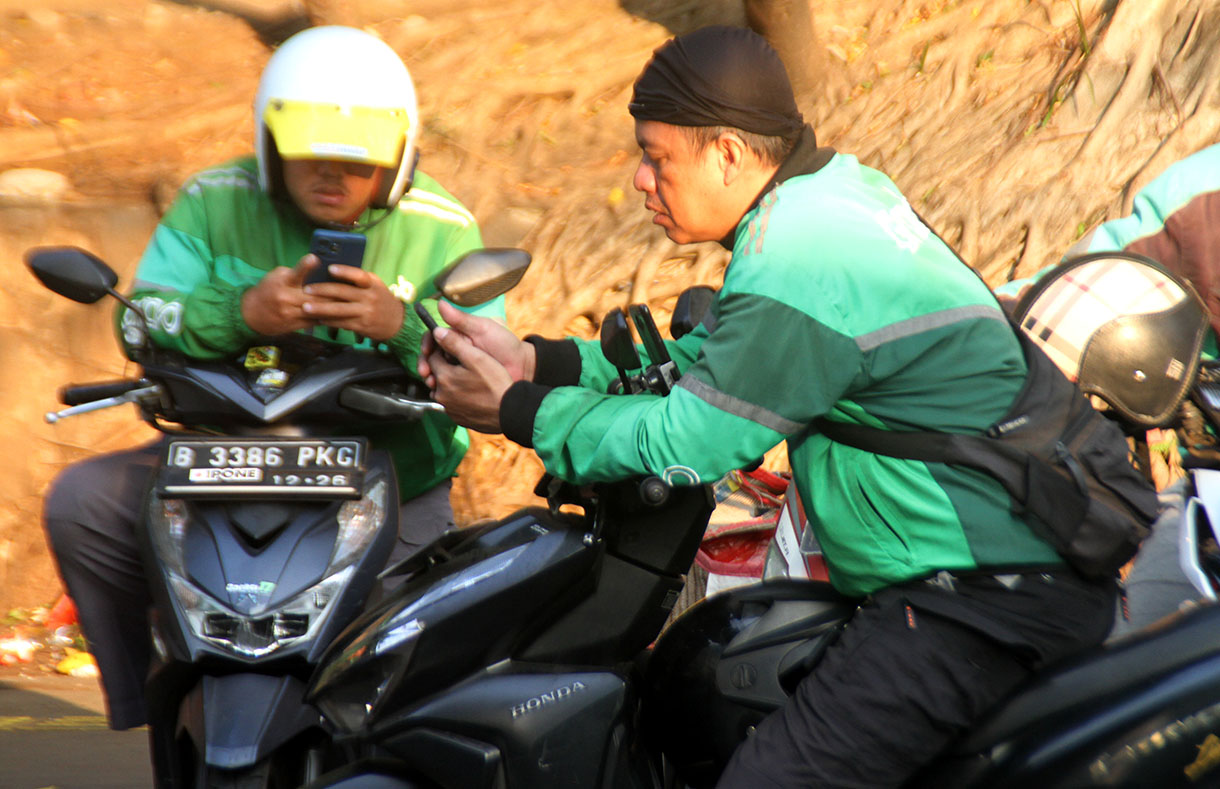 Sejumlah pengemudi ojek online menunggu orderan di Stasiun Sudirman, Jakarta, Selasa(11/2/2025).  (Beritanasional.com/Oke Atmaja)