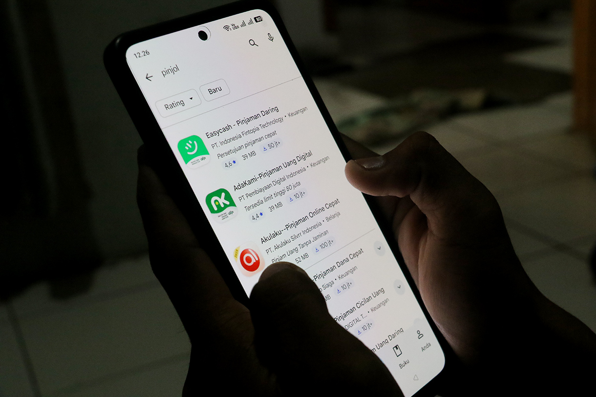 Warga mencari sejumlah aplikasi pinjaman online (pinjol) melalui gawainya di Kota Serang, Banten, Rabu (8/4/2026).  (Beritanasional.com/Oke Atmaja)