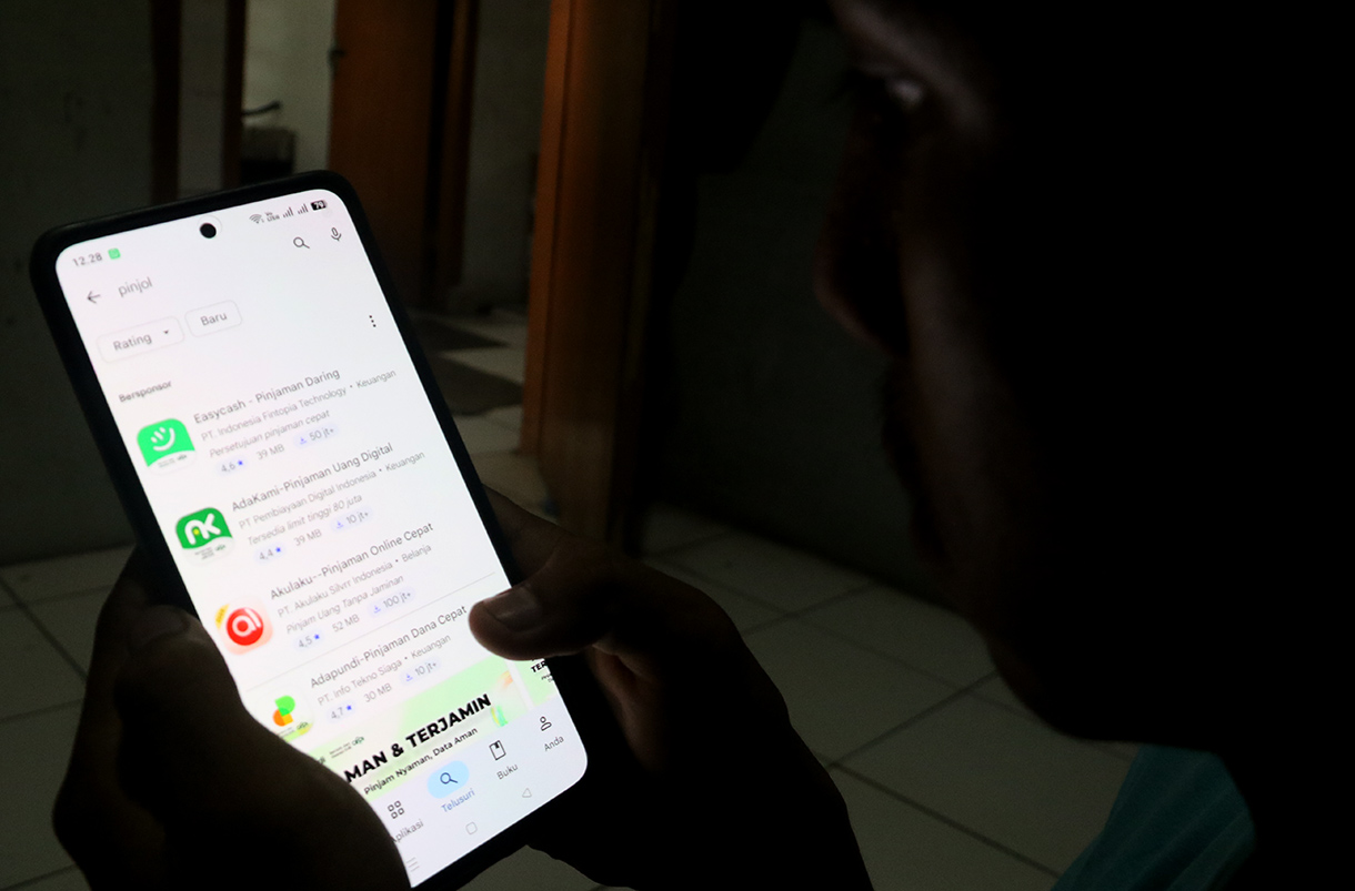 Warga mencari sejumlah aplikasi pinjaman online (pinjol) melalui gawainya di Kota Serang, Banten, Rabu (8/4/2026).  (Beritanasional.com/Oke Atmaja)