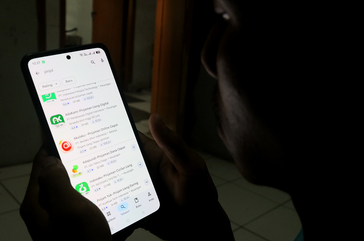 Warga mencari sejumlah aplikasi pinjaman online (pinjol) melalui gawainya di Kota Serang, Banten, Rabu (8/4/2026).  (Beritanasional.com/Oke Atmaja)