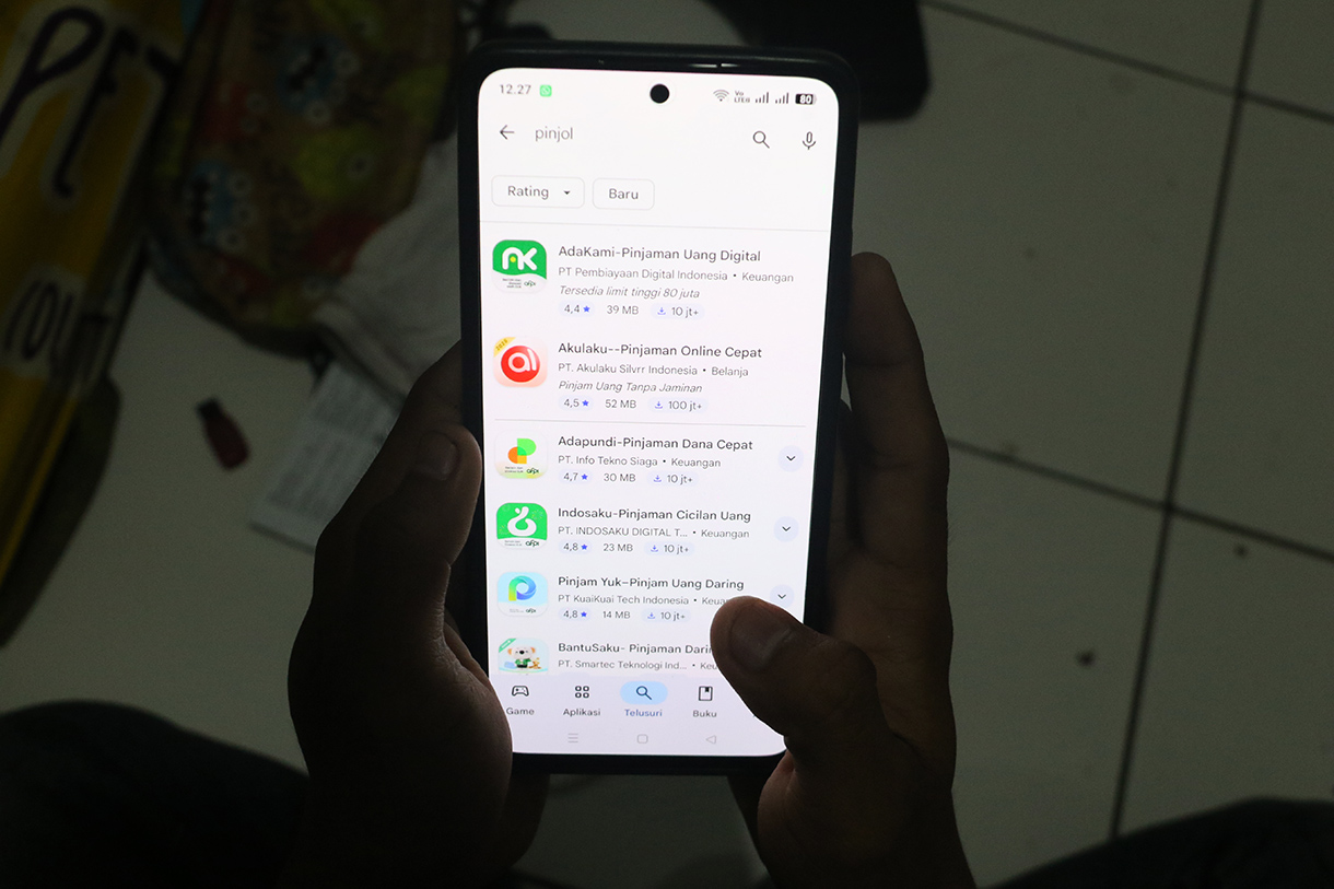 Warga mencari sejumlah aplikasi pinjaman online (pinjol) melalui gawainya di Kota Serang, Banten, Rabu (8/4/2026).  (Beritanasional.com/Oke Atmaja)