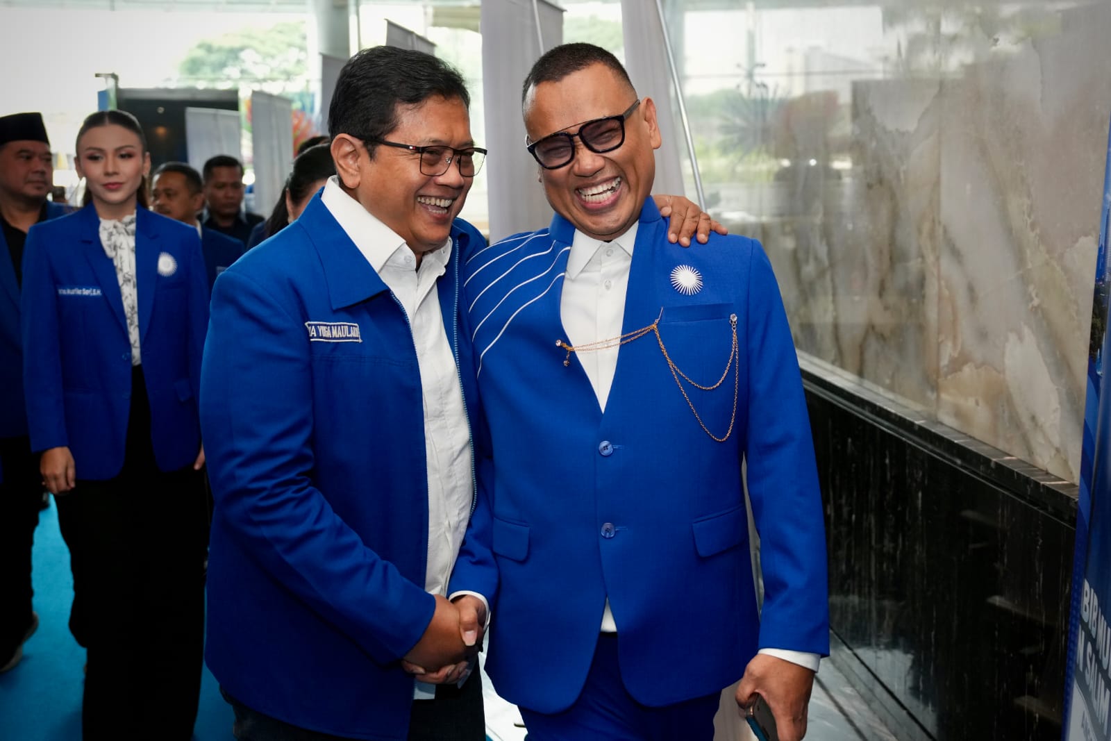 akil Ketua Umum Partai Amanat Nasional (PAN) sekaligus Wakil Menteri Transmigrasi Viva Yoga Mauladi memberika selamat kepada anggota DPR RI Surya Utama atau Uya Kuya. (BeritaNasional/Elvis/HO PAN)