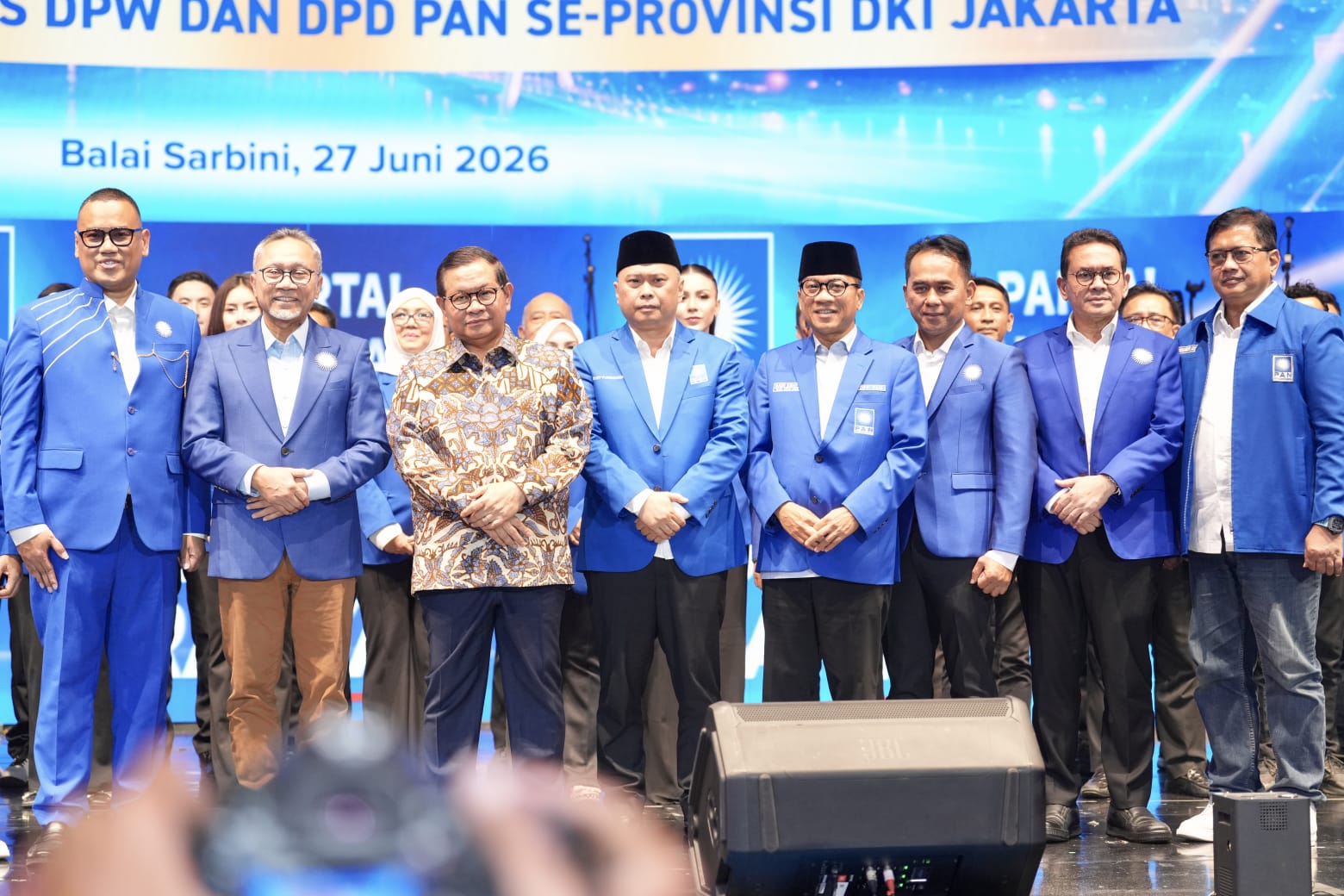 akil Ketua Umum Partai Amanat Nasional (PAN) sekaligus Wakil Menteri Transmigrasi Viva Yoga Mauladi memberika selamat kepada anggota DPR RI Surya Utama atau Uya Kuya. (BeritaNasional/Elvis/HO PAN)