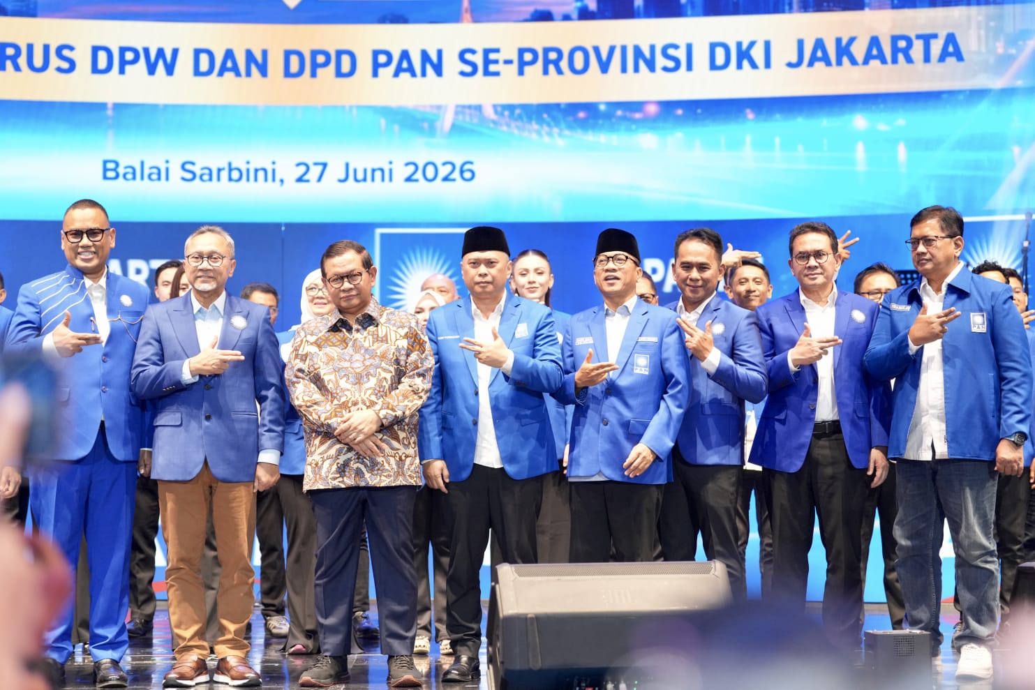 akil Ketua Umum Partai Amanat Nasional (PAN) sekaligus Wakil Menteri Transmigrasi Viva Yoga Mauladi memberika selamat kepada anggota DPR RI Surya Utama atau Uya Kuya. (BeritaNasional/Elvis/HO PAN)