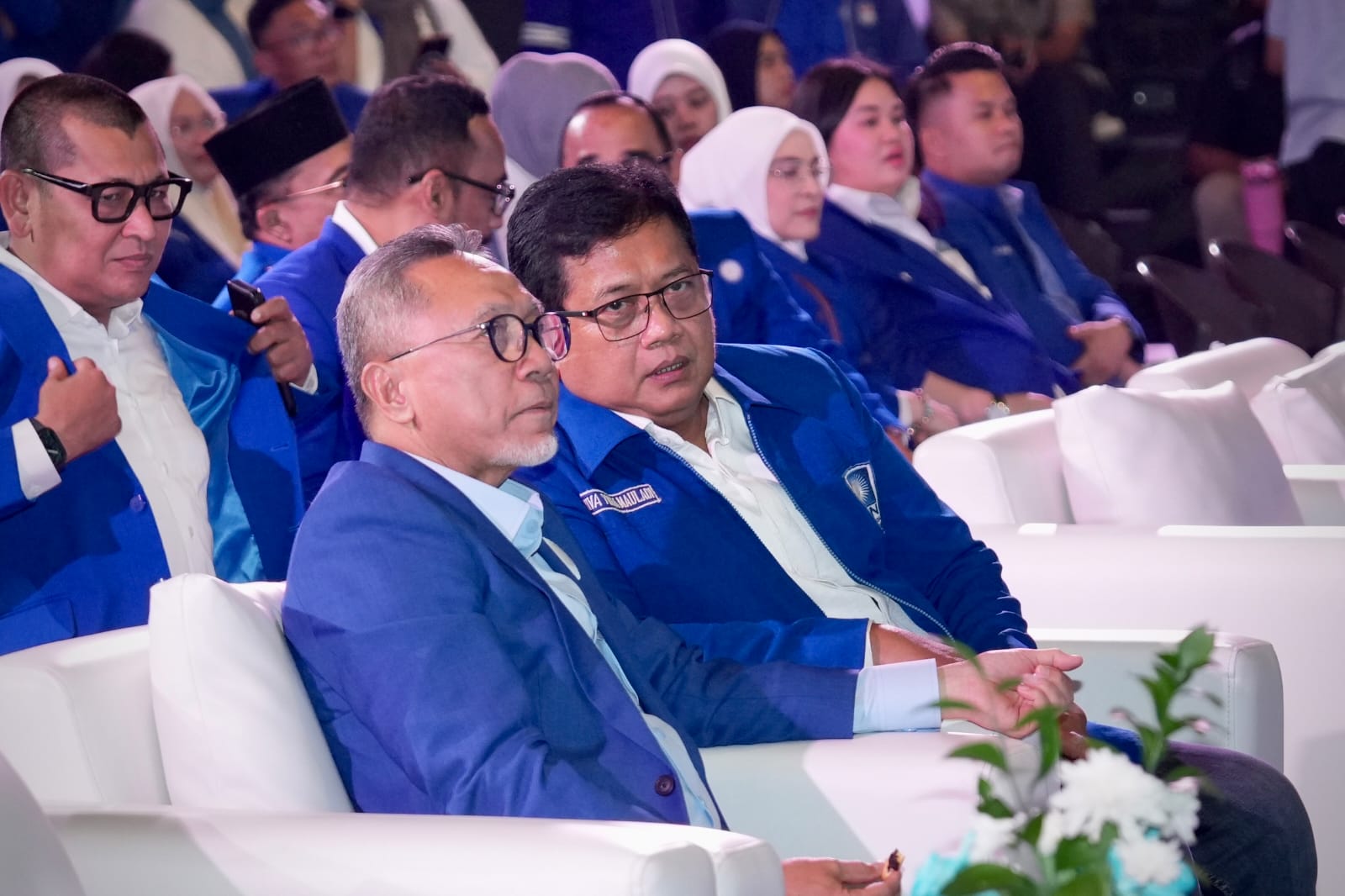 akil Ketua Umum Partai Amanat Nasional (PAN) sekaligus Wakil Menteri Transmigrasi Viva Yoga Mauladi memberika selamat kepada anggota DPR RI Surya Utama atau Uya Kuya. (BeritaNasional/Elvis/HO PAN)