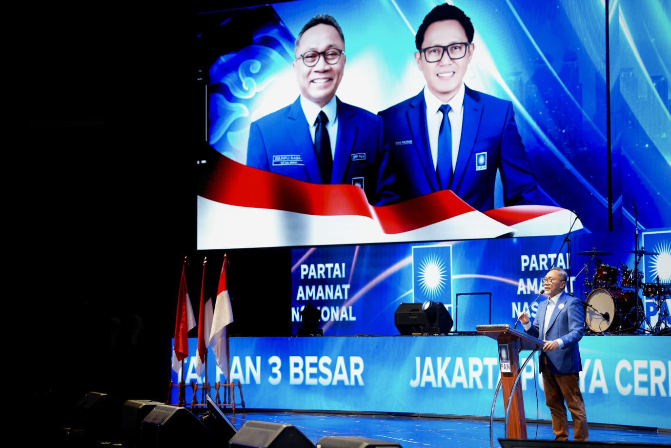 akil Ketua Umum Partai Amanat Nasional (PAN) sekaligus Wakil Menteri Transmigrasi Viva Yoga Mauladi memberika selamat kepada anggota DPR RI Surya Utama atau Uya Kuya. (BeritaNasional/Elvis/HO PAN)