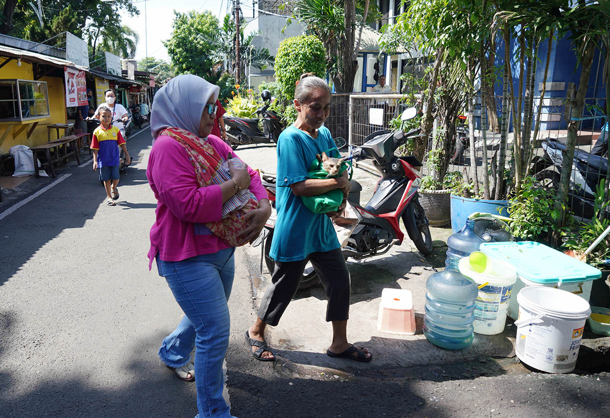 Petugas Suku Dinas Ketahanan Pangan, Kelautan dan Pertanian Jakarta Pusat menyuntikan vaksin rabies gratis kepada kucing milik warga di Jalan Gelora IX, Tanah Abang, Jakarta, Jumat (14/2/2025).  (Beritanasional.com/Oke Atmaja)