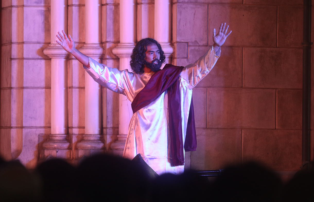 Umat Katolik memerankan visualisasi Jalan Salib saat peringatan Jumat Agung di Gereja Katedral, Jakarta, Jumat (3/4/2026).  (Beritanasional.com/Oke Atmaja)