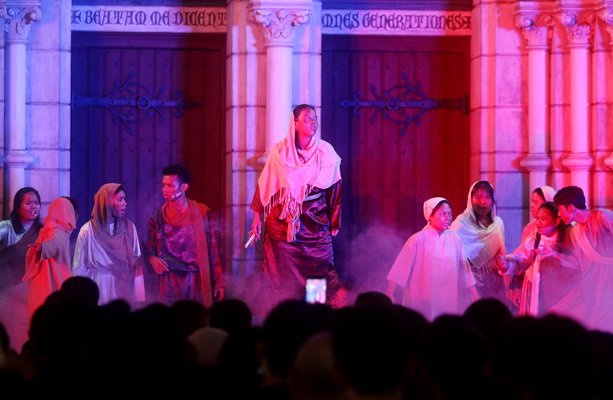 Umat Katolik memerankan visualisasi Jalan Salib saat peringatan Jumat Agung di Gereja Katedral, Jakarta, Jumat (3/4/2026).  (Beritanasional.com/Oke Atmaja)