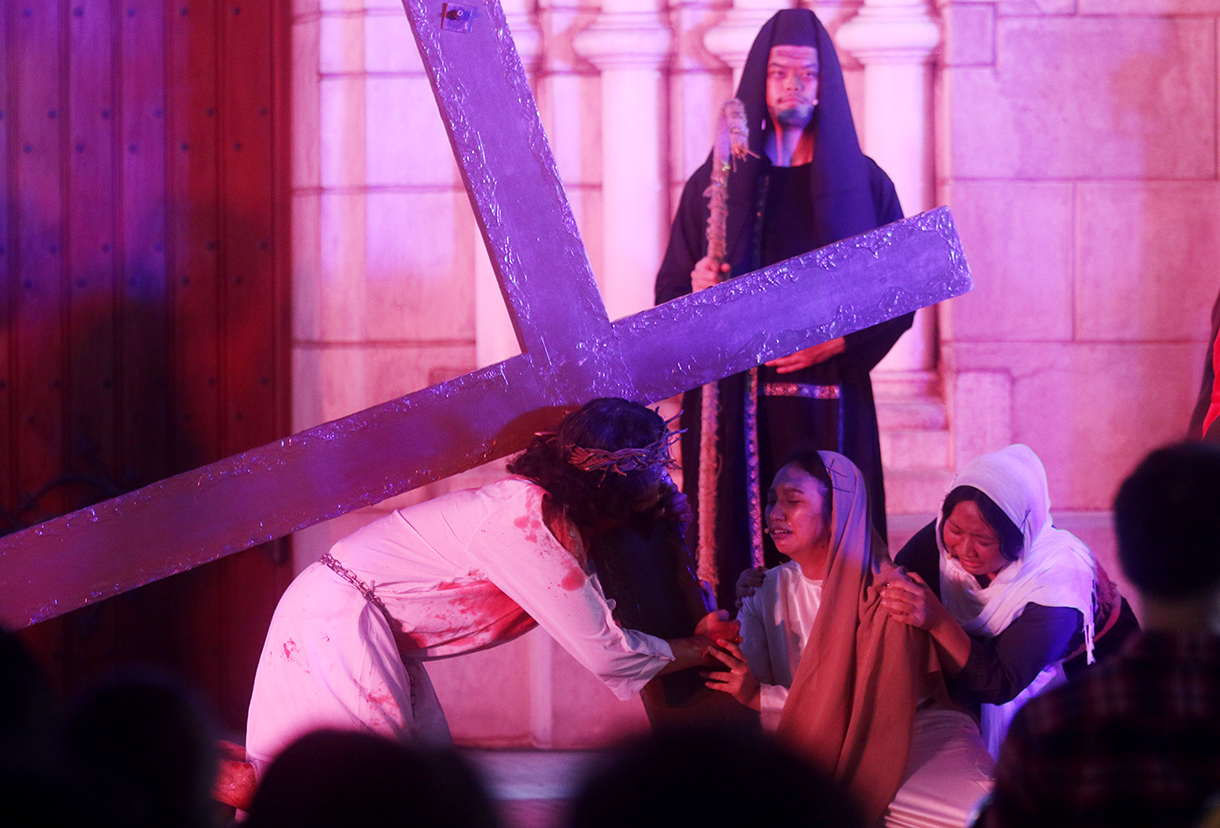 Umat Katolik memerankan visualisasi Jalan Salib saat peringatan Jumat Agung di Gereja Katedral, Jakarta, Jumat (3/4/2026).  (Beritanasional.com/Oke Atmaja)