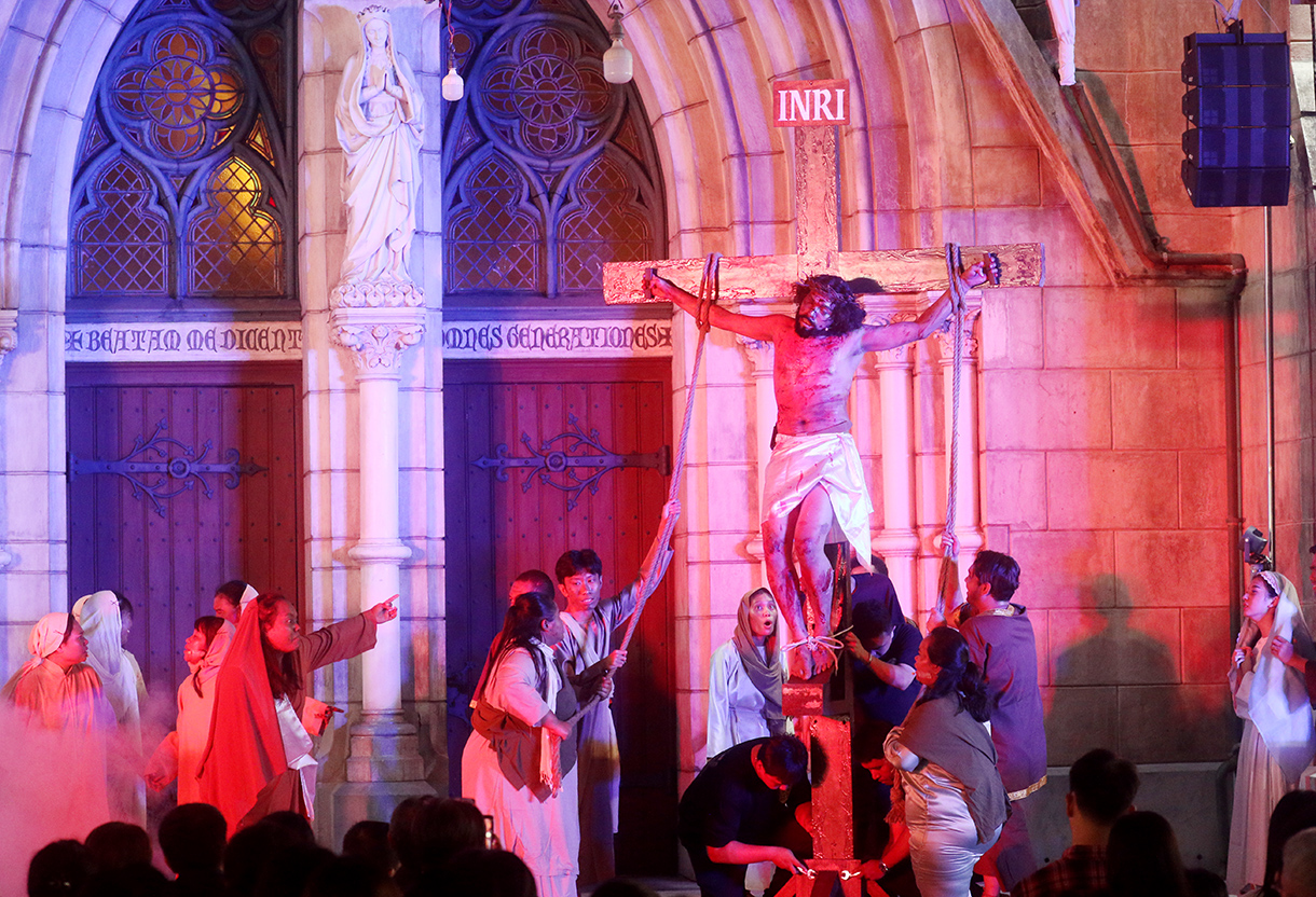 Umat Katolik memerankan visualisasi Jalan Salib saat peringatan Jumat Agung di Gereja Katedral, Jakarta, Jumat (3/4/2026).  (Beritanasional.com/Oke Atmaja)