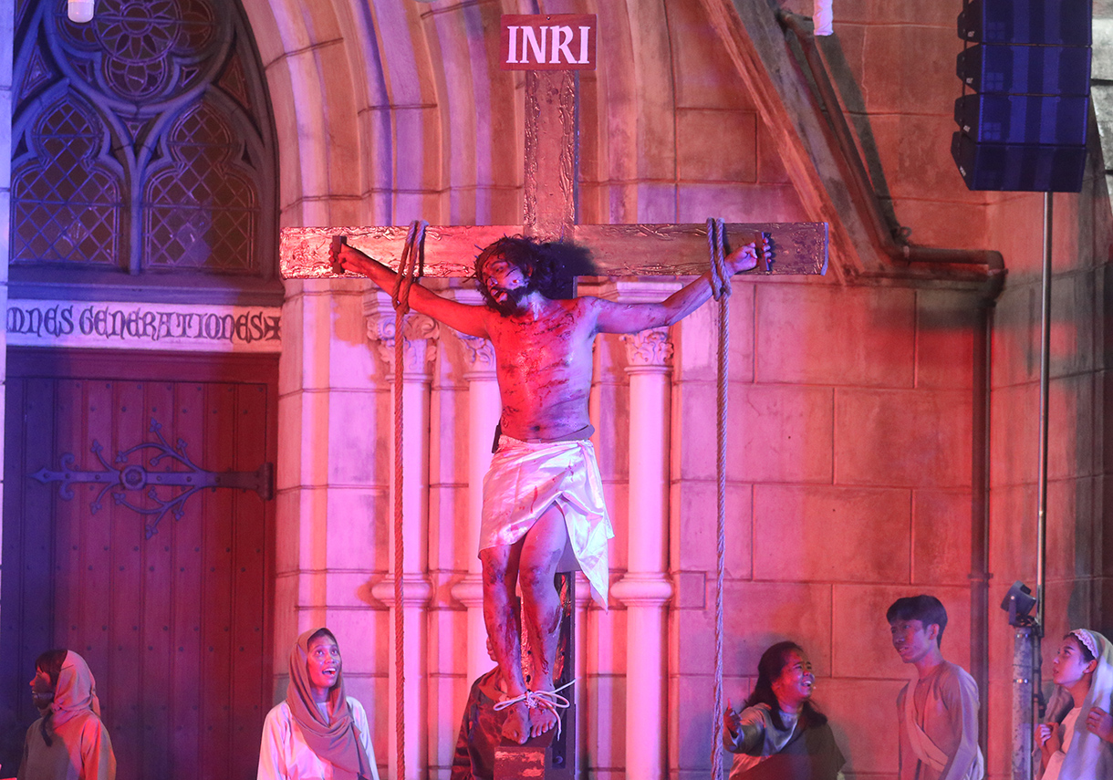 Umat Katolik memerankan visualisasi Jalan Salib saat peringatan Jumat Agung di Gereja Katedral, Jakarta, Jumat (3/4/2026).  (Beritanasional.com/Oke Atmaja)