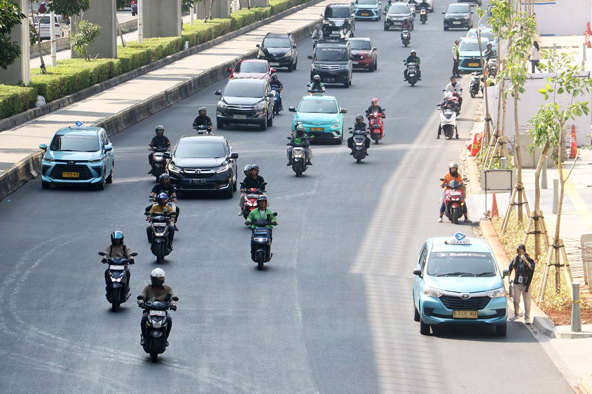 Kendaraan melintas di Jalan HR Rasuna Said, Jakarta, Kamis (21/5/2026). (Beritanasional.com/Oke Atmaja)