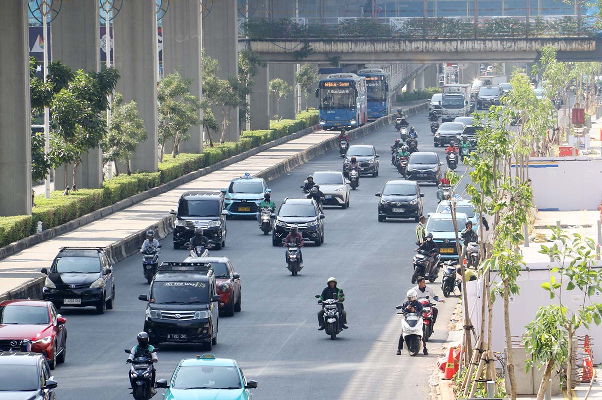 Kendaraan melintas di Jalan HR Rasuna Said, Jakarta, Kamis (21/5/2026). (Beritanasional.com/Oke Atmaja)