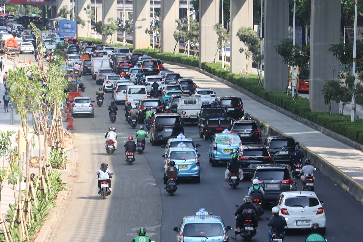 Kendaraan melintas di Jalan HR Rasuna Said, Jakarta, Kamis (21/5/2026). (Beritanasional.com/Oke Atmaja)