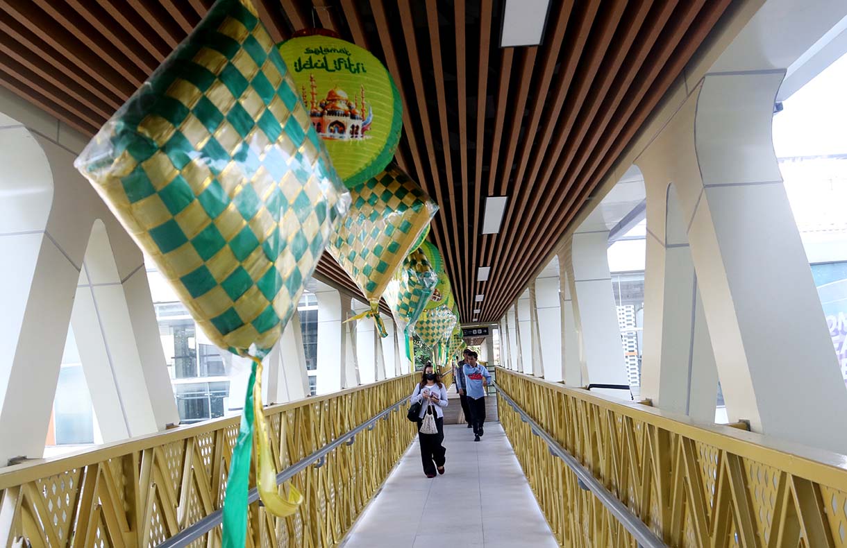 Warga berjalan di JPO Sarinah, Jakarta, Jumat (13/3/2026). (Beritanasional.com/Oke Atmaja)
