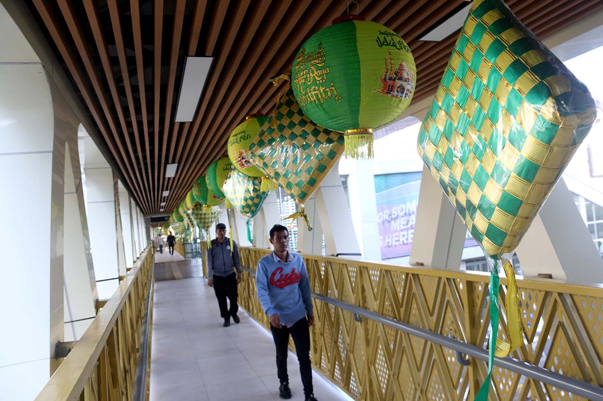 Warga berjalan di JPO Sarinah, Jakarta, Jumat (13/3/2026). (Beritanasional.com/Oke Atmaja)