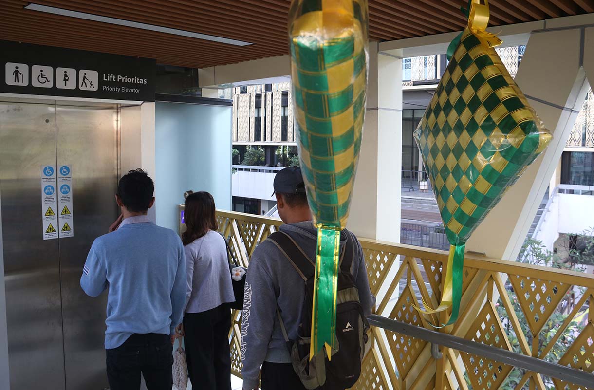 Warga berjalan di JPO Sarinah, Jakarta, Jumat (13/3/2026). (Beritanasional.com/Oke Atmaja)