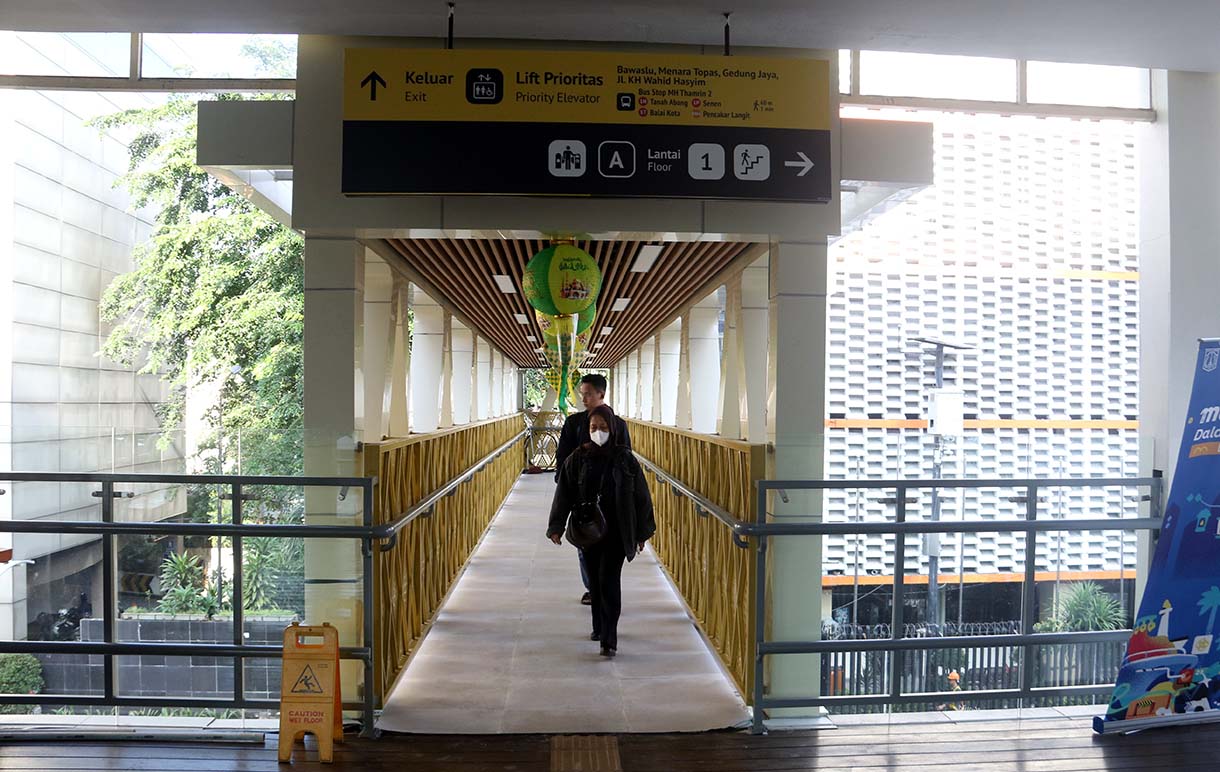 Warga berjalan di JPO Sarinah, Jakarta, Jumat (13/3/2026). (Beritanasional.com/Oke Atmaja)