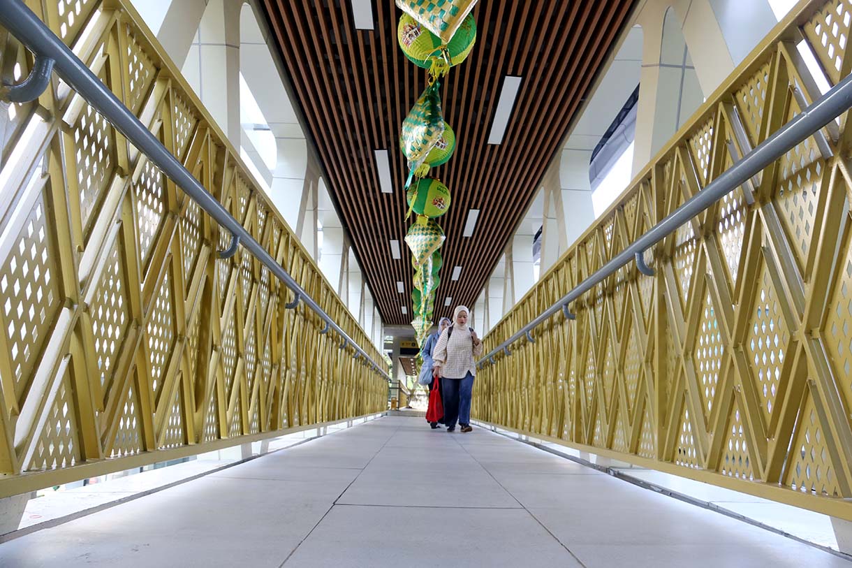 Warga berjalan di JPO Sarinah, Jakarta, Jumat (13/3/2026). (Beritanasional.com/Oke Atmaja)