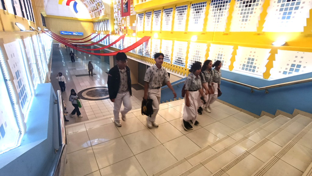 Wajah Baru Terowongan Blok M Mall Sejumlah warga melintas di Blok M Hub , Jakarta, Selasa (28/5/2025). (Berita nasional com/Okeatmaja)