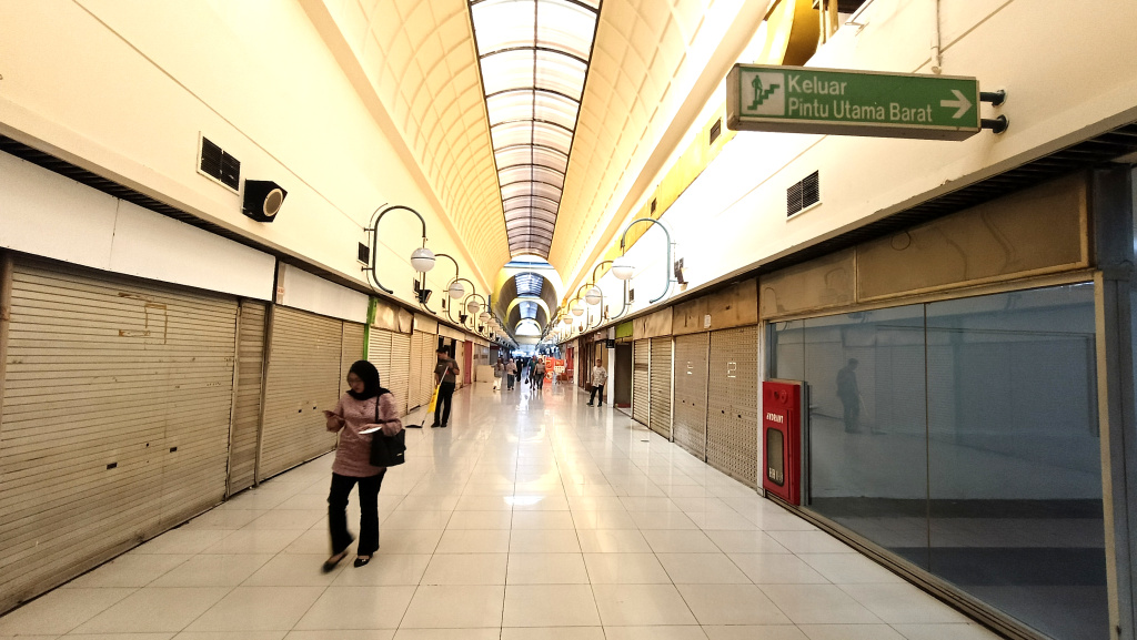 Wajah Baru Terowongan Blok M Mall Sejumlah warga melintas di Blok M Hub , Jakarta, Selasa (28/5/2025). (Berita nasional com/Okeatmaja)