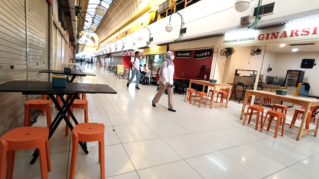 Wajah Baru Terowongan Blok M Mall Sejumlah warga melintas di Blok M Hub , Jakarta, Selasa (28/5/2025). (Berita nasional com/Okeatmaja)