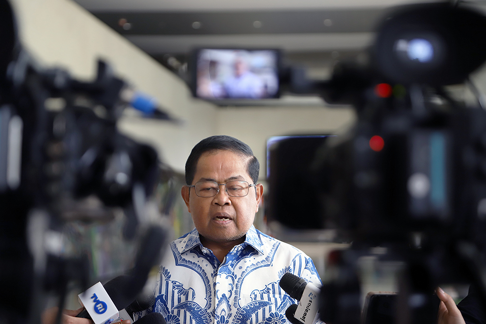 Wakil Ketua Umum (Waketum) Partai Golkar Idrus Marham, menjawab pertanyaan wartawan terkait pembebasan aktivis kemanusian yang tergabung dalam GSF. (BeritaNasional/Elvis Sendouw)